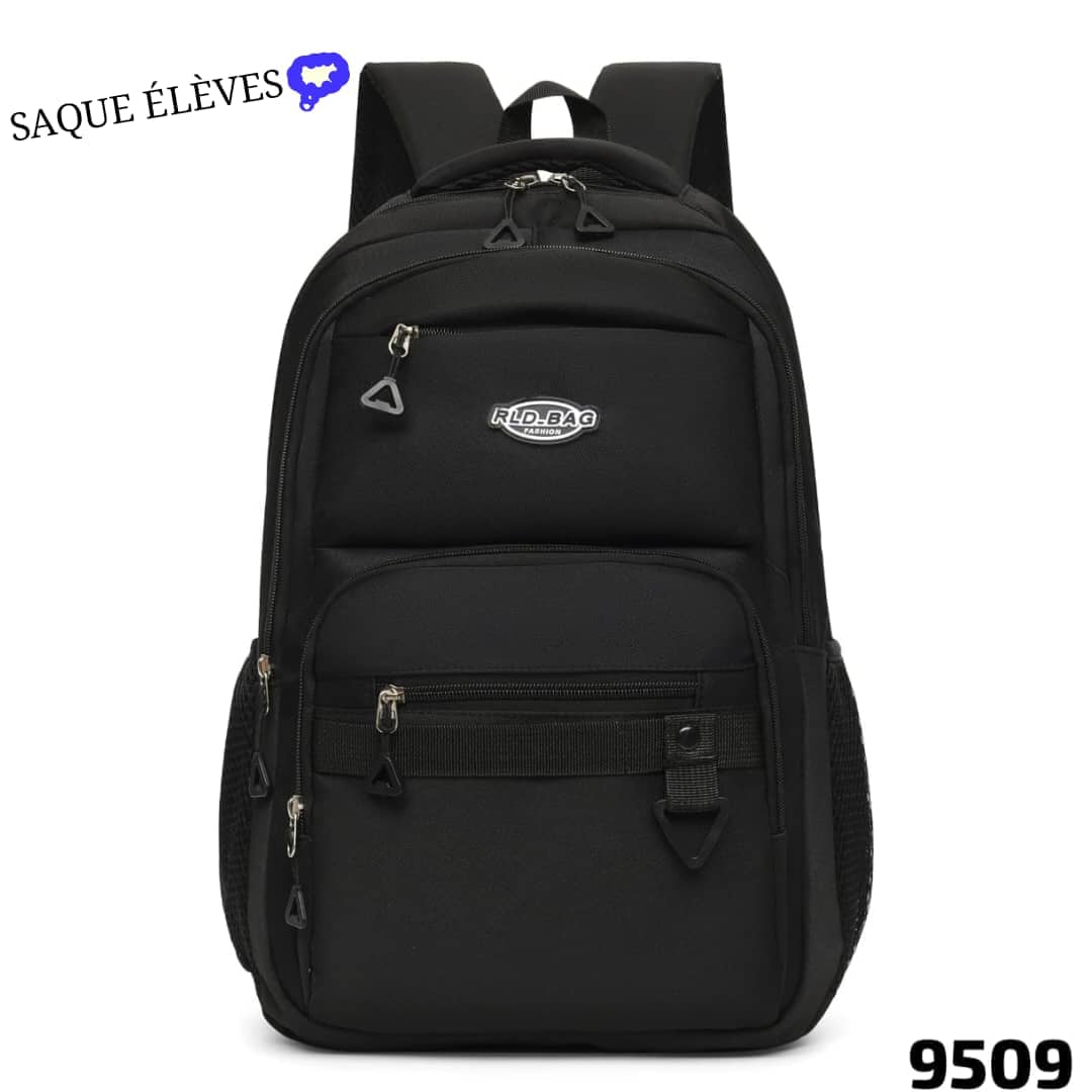 sac à dos sur fond noir