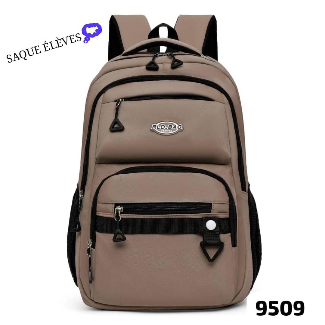 sac à dos sur fond marron