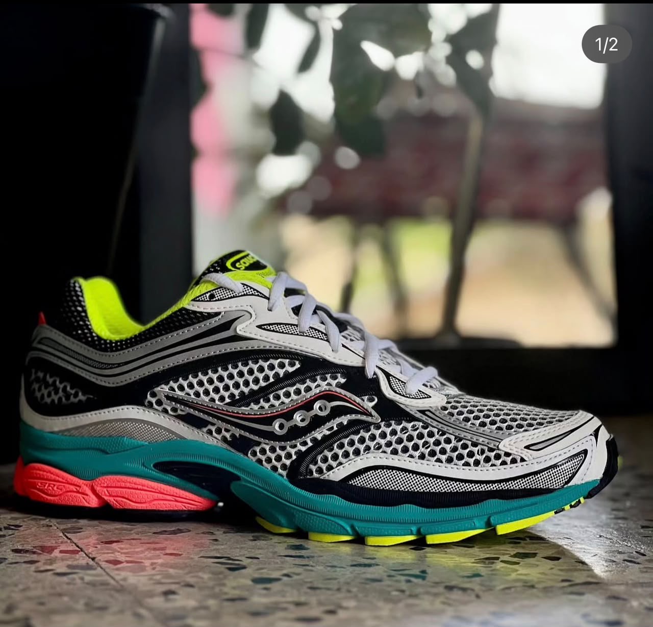 SAUCONY