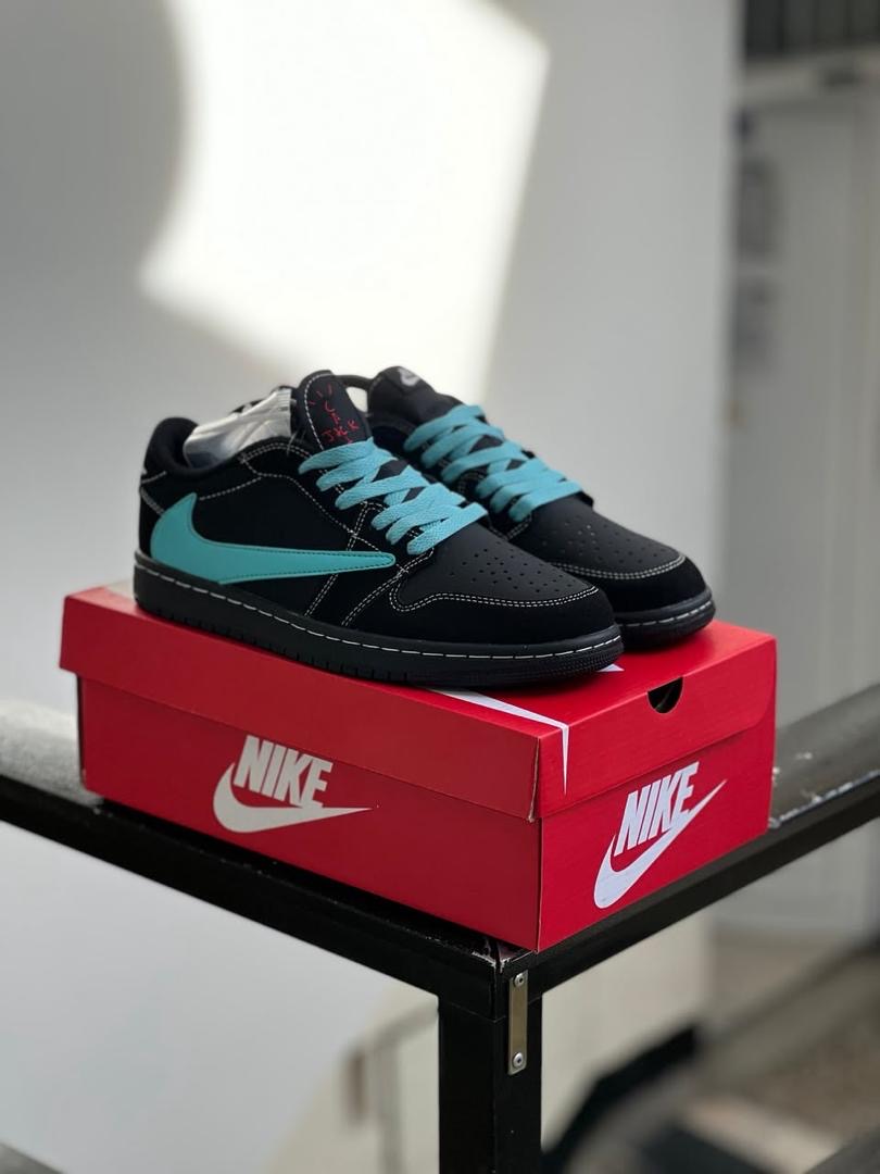 Nike dunk ( travis scott )